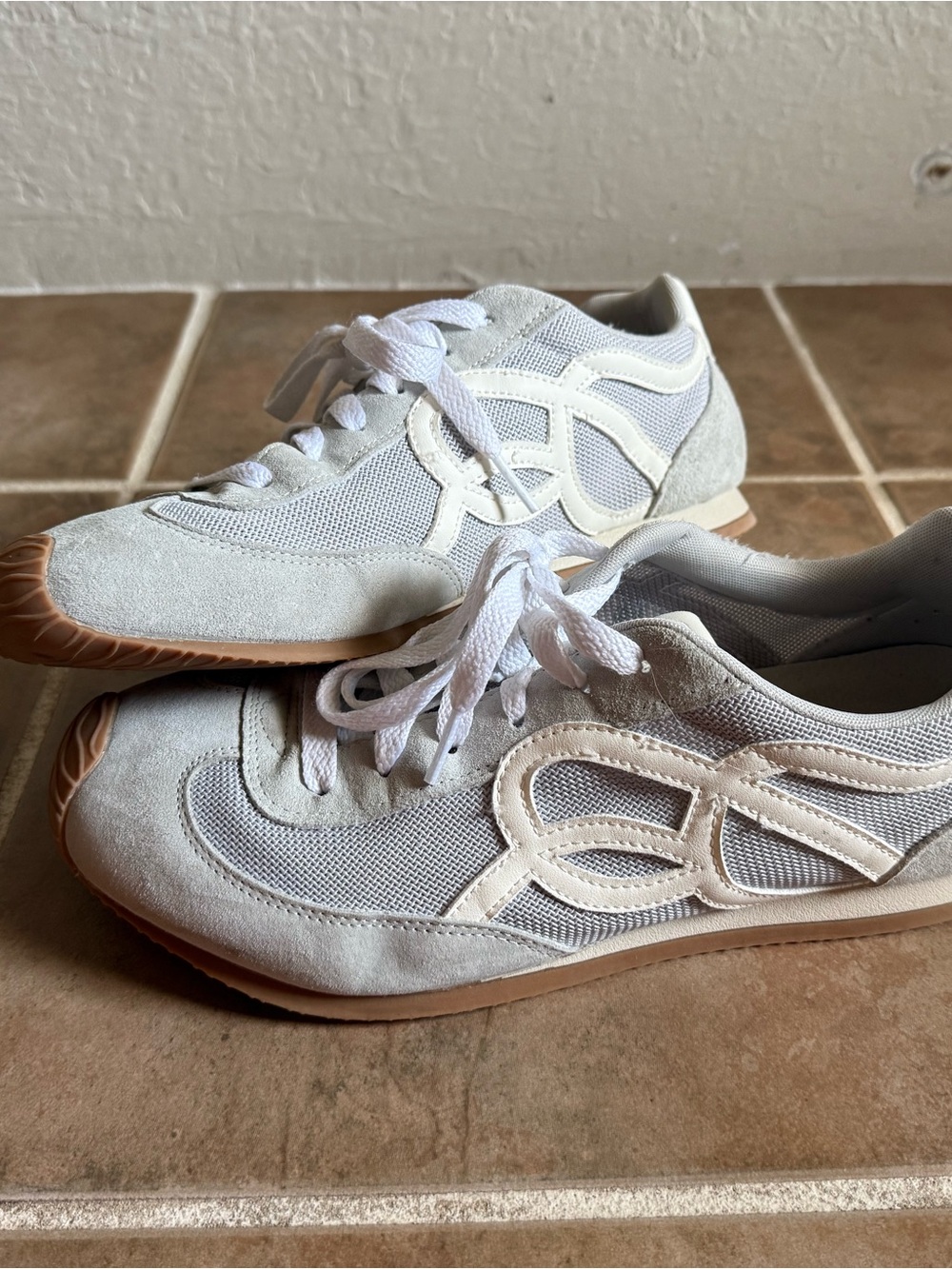 Women’s Casual White & Cream Lace-Up Sneakers